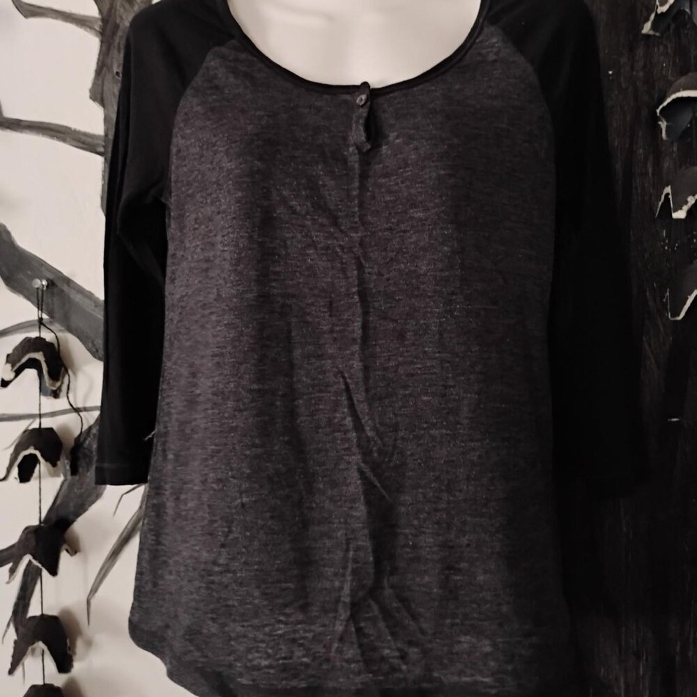 Vintage Old Navy Baseball Tee size Medium Dark Grey RAGLAN Black 3/4 sleeve